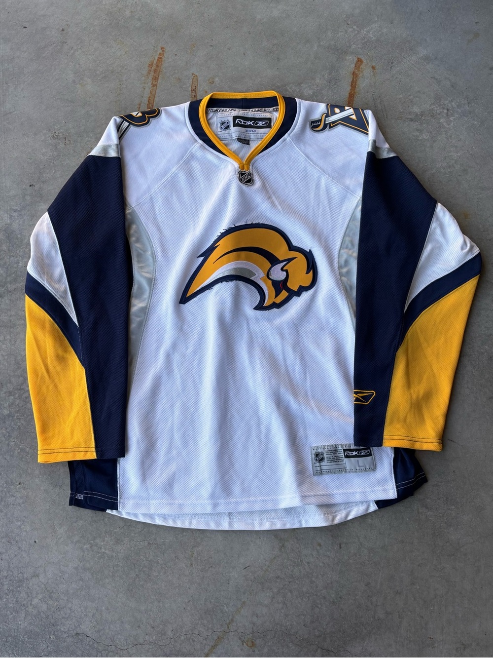 Vintage Reebok Buffalo Sabres NHL Hockey Jersey Men’s L White Navy Gold Y2K